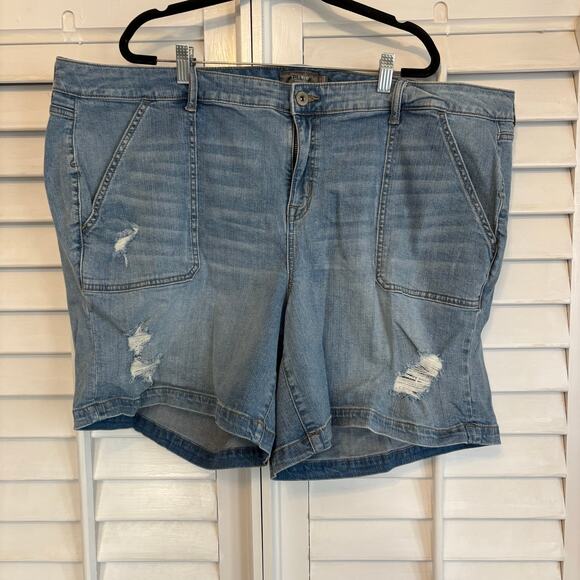 Torrid Distressed Denim Shorts Size 28‎ - Picture 1 of 8